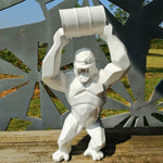 Gorille en statue avec tonneau