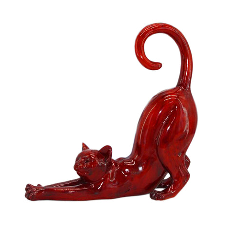 Statue de chat qui s'étire rouge