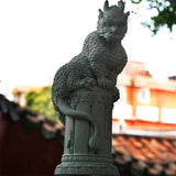 Pilier chinois avec dragon statue