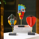 Visages colorés statuesminimalistes