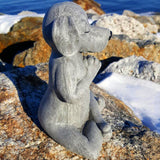 Sculpture de chien qui médite