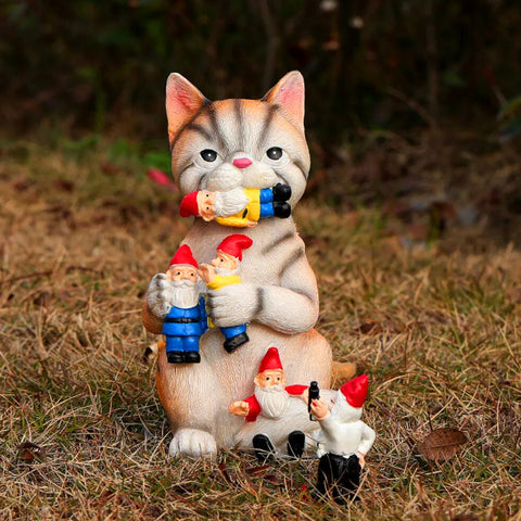 Statue de chat drôle avec nains de jardin