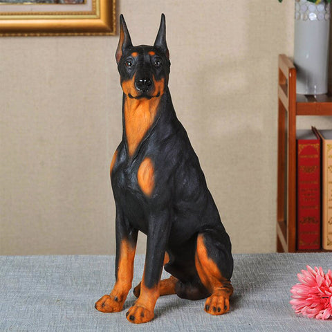 Statue de chien doberman