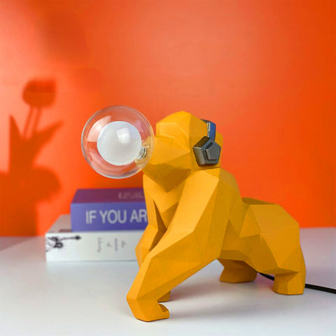 Statue de gorille jaune lumière