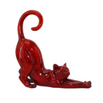 Chat statue rouge étirement