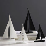 Statues bateaux noir et blanc