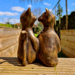 Statue de chat qui font des bisous