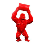 Statue de gorille avec tonneau rouge