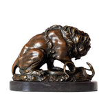 Statue de lion qui chasse en bronze